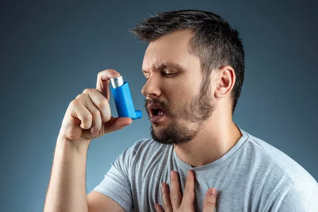 retrato-hombre-inhalador-asma-sus-manos-ataque-asma-concepto-tratamiento-asma-bronquial-tos-alergias-disnea_99433-3598