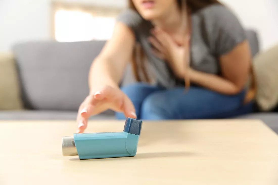 woman-with-asthma-reaching-for-pump-looking-for-emergency-home-remedy-for-asthma-attack
